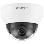 Eine weiße Wisenet Überwachungskamera in Kugelform, mit einer transparenten Abdeckung über der Linse.