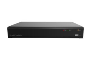 Ein digitaler 16-Kanal-HD-Videorekorder mit schwarzen Gehäuse, zwei Anzeigelichtern für Strom (rot) und Festplatte (grün), sowie einem USB-Anschluss rechts vorne.