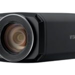 Eine schwarze Überwachungskamera von Wisenet mit großem Objektiv.