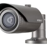 Überwachungskamera von Wisenet in Metallgehäuse.