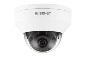 Kuppelförmige Überwachungskamera mit der Aufschrift "Wisenet".