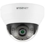 Eine weiße Wisenet-Kuppelkamera mit einem schwarzen Gehäuse für das Objektiv und die LED-Lichter.