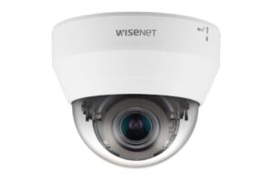 Sicherheitskamera von Wisenet, Modell in weißer Kuppelbauform.