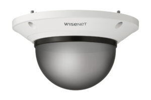 Überwachungskamera mit weißem Gehäuse und abgedunkeltem Kuppeldesign, mit der Aufschrift "Wisenet".