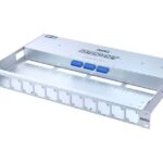 Rack-Montage-Gehäuse aus Metall mit Logo "AMG Extendnet", offenen Frontplatten und blauen Anschlüssen im Innenbereich.