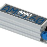 Ein PoE-Ethernet-Extender von AMG Systems in einem grauen Gehäuse mit blauem Anschluss.