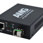 Ein schwarzer Netzwerk-Medienkonverter mit den Anschlüssen RJ45 und einem SFP-Port, sowie mehreren LED-Anzeigen auf der Vorderseite.