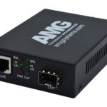 Ein schwarzer Netzwerk-Medienkonverter mit RJ45- und SFP-Anschlüssen, Anzeigeleuchten und dem Logo und der Website von AMG Systems.
