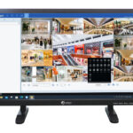 Ein Monitor zeigt eine Überwachungssoftware mit mehreren Bildern eines Einkaufszentrums.