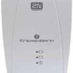 Ein weißes Gerät mit der Aufschrift "2N Telekomunikace" und "EnergyBank".