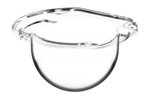 Eine transparente, halbkugelförmige Glasschale mit flachem Rand.