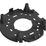 Schwarze, runde Kunststoffkomponente mit mehreren Löchern und erhabenen Bereichen, vermutlich ein Technikelement oder eine Halterung.