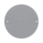 Runder, weißer Lautsprecher mit feinem Lochmuster und kleinem Logo an der Seite.