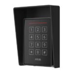 Eine schwarze Zugangskontrolleinheit mit nummerischer Tastatur und einem Überhang aus schwarzem Kunststoff.
