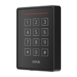 Ein schwarzes Zugangskontrollpad mit Tasten von 0 bis 9 sowie Stern und Raute, hergestellt von AXIS Communications.