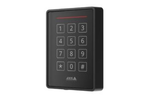 Ein schwarzes Zugangskontrollpad mit Tasten von 0 bis 9 sowie Stern und Raute, hergestellt von AXIS Communications.