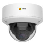 Eine weiße Überwachungskamera mit dem Logo "eneo" auf der Vorderseite.