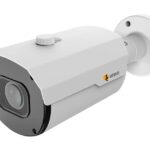 Überwachungskamera mit Wandhalterung, Marke eneo, in Weiß und Schwarz.