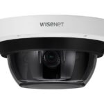 Eine Überwachungskamera von Wisenet mit weißem Gehäuse und schwarzer Kuppel.