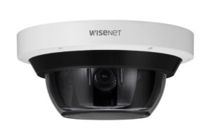 Eine Überwachungskamera von Wisenet mit weißem Gehäuse und schwarzer Kuppel.