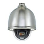 Eine silberne Dome-Überwachungskamera mit sichtbarem Objektiv im Inneren.
