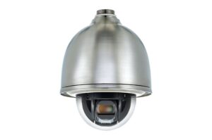 Eine silberne Dome-Überwachungskamera mit sichtbarem Objektiv im Inneren.
