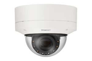 Eine weiße Dome-Überwachungskamera von Wisenet.