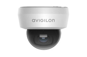 Eine weiße Avigilon Sicherheitskamera mit einer schwarzen Kuppelmontierung.