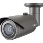 <strong></noscript>Alt-Text Überwachungskamera von Wisenet, montiert auf einer Wandhalterung.