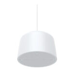 Eine hängende, weiße, zylindrische Lampe mit rundem Lautsprecher an der Unterseite.