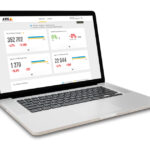 Ein Laptop mit einem geöffneten Dashboard, das Besucheranalyse-Daten von AXIS anzeigt.
