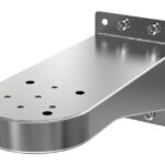 Ein Metallwinkelhalter mit mehreren Befestigungslöchern und Schraubenflansch, ausgeführt in einer glänzenden Metalloberfläche.