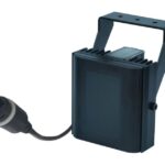 Ein schwarzer LED-Strahler mit Haltegriff und Anschlusskabel.