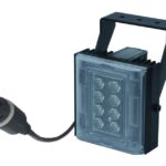 Ein rechteckiger LED-Scheinwerfer mit schwarzem Gehäuse und Tragegriff, verfügt über acht LED-Leuchten und ein angeschlossenes Stromkabel.