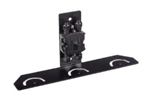 Eine schwarze Metallhalterung mit einem Befestigungsmechanismus in der Mitte, geeignet für die Montage an Oberflächen.