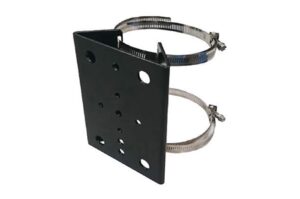 Eine schwarze Metallhalterung mit Löchern, befestigt an zwei Metallschlauchschellen.