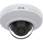 Eine weiße Überwachungskamera mit schwarzem, kuppelförmigem Kameragehäuse der Marke AXIS.