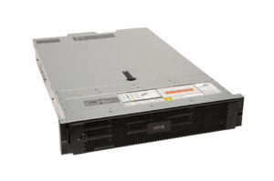 Ein rackmontierter Server mit metallischen Gehäuse und schwarzer Frontplatte.