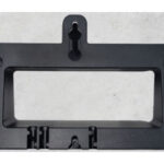 Ein rechteckiger schwarzer Kunststoffrahmen mit abgerundeten Ecken und Aussparungen zur Befestigung.