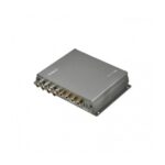 Ein silberner elektronischer Verstärker mit mehreren Anschlüssen auf der linken Seite, auf einem neutralen Hintergrund.