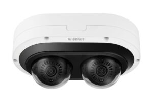Überwachungskamera von Wisenet mit zwei Linsen in einem weißen Gehäuse.