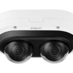 Eine weiße Sicherheitskamera mit zwei Linsen von Wisenet.