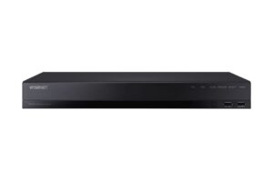 Ein schwarzer Digital Video Recorder der Marke Wisenet mit zwei USB-Anschlüssen an der Vorderseite.