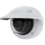 Überwachungskamera mit wetterfestem Gehäuse und Abdeckung, montiert an einer weißen Wand.