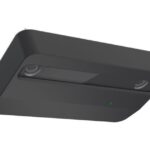 Eine schwarze Deckenhalterung mit zwei Linsen und einer kleinen grünen Anzeigeleuchte.