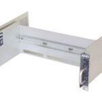 Ein Metallrahmen für die Rackmontage, geeignet für elektronische Geräte, mit seitlichen Lüftungsschlitzen.