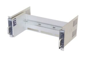 Ein Metallrahmen für die Rackmontage, geeignet für elektronische Geräte, mit seitlichen Lüftungsschlitzen.