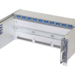 Ein silbernes Server-Rack-Gehäuse mit blauen Anschlüssen auf der Vorderseite und Beschriftung "AMG" und "MC203+".