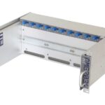 Ein silbernes Metallgehäuse mit blauen Anschlüssen und Griffen an beiden Seiten, beschriftet mit "AMG MG 203+".