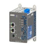 Ein graues elektronisches Gerät von AMG mit Anschlüssen und blauen Markierungen.